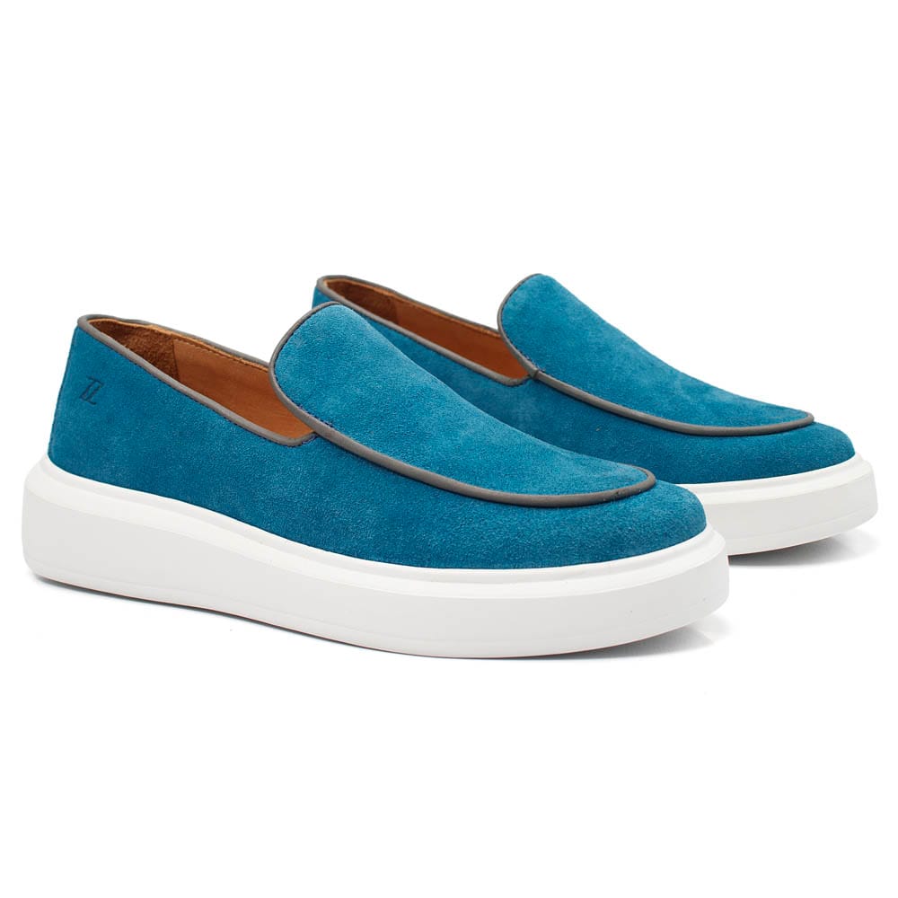 Detalhe do loafer em camurça azul turquesa